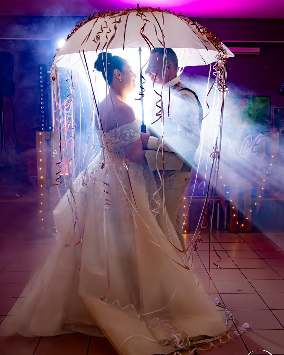 Soirée mariage sous ombrelle lumineuse