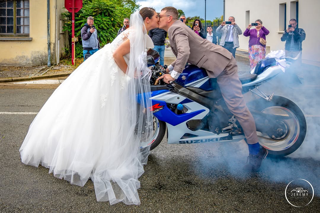 Arrivée des mariés à moto avec fumée