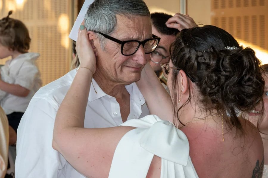 Embrassade mariage émotion