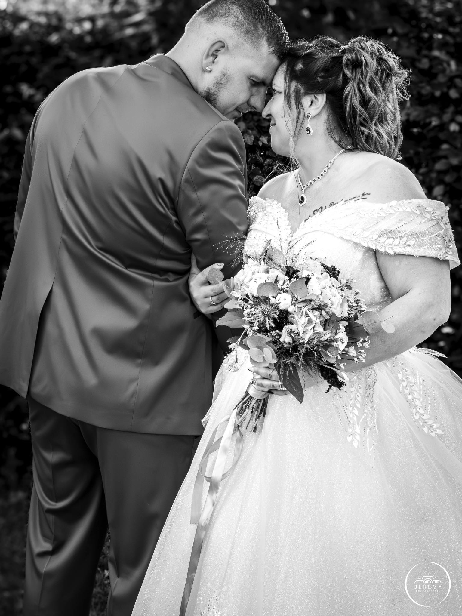 Portrait noir et blanc des mariés
