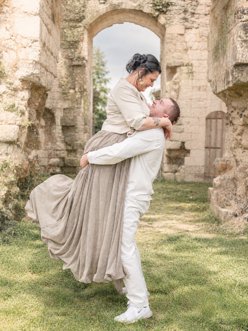Couple mariage dans des ruines en pierre