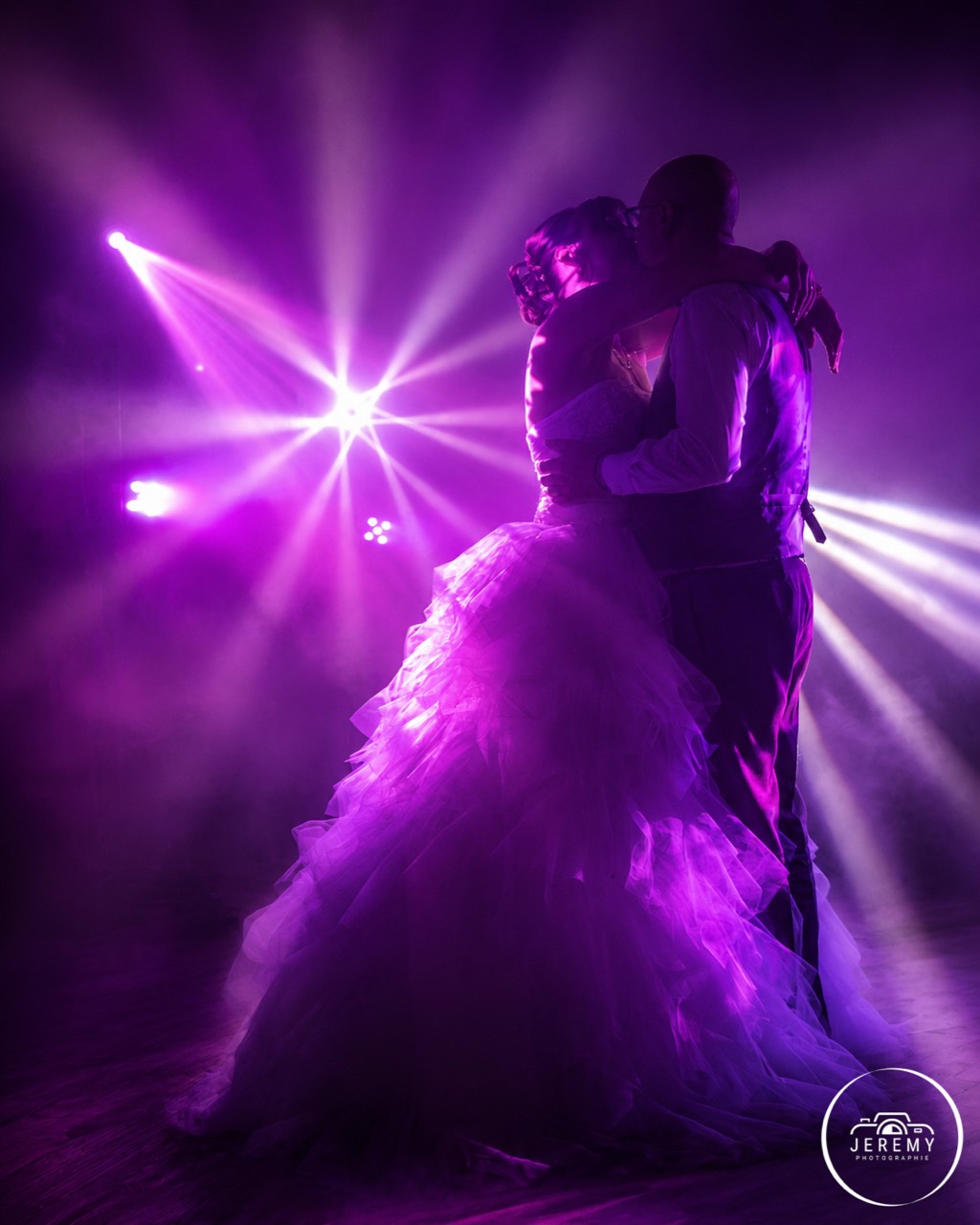 Première danse en lumière violette