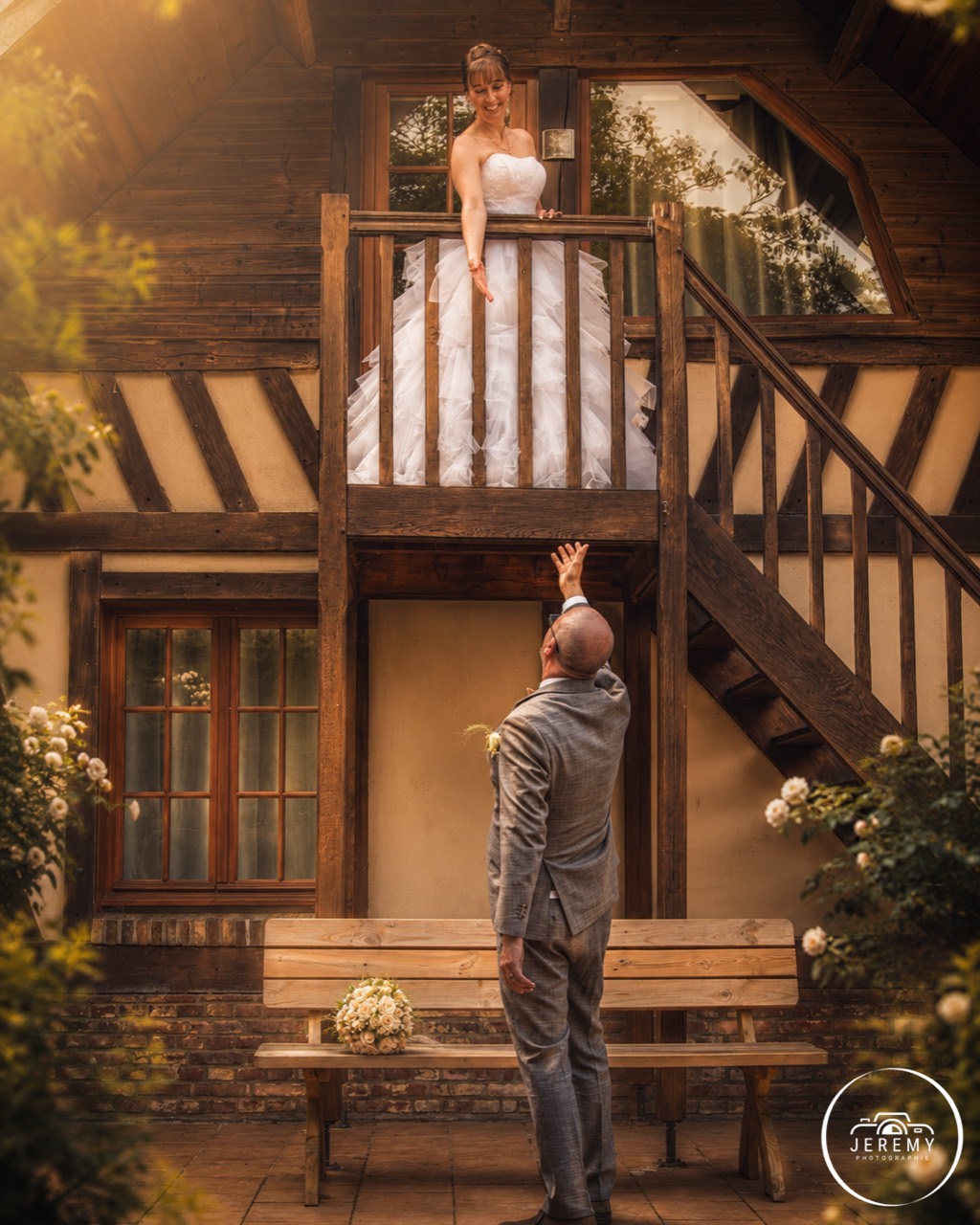 Mariée au balcon et marié en contrebas