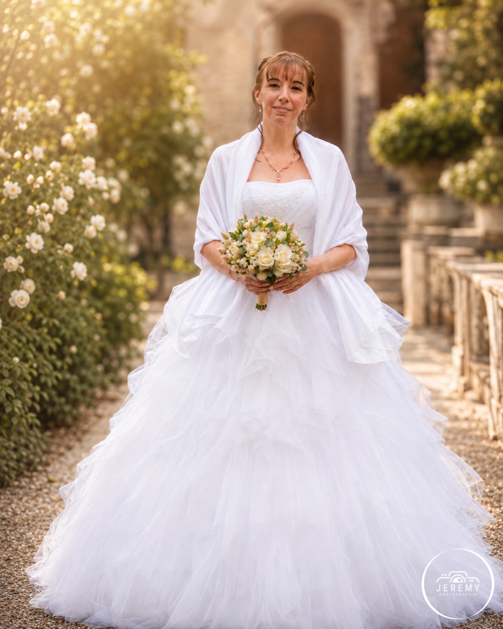 Portrait de mariée en robe blanche