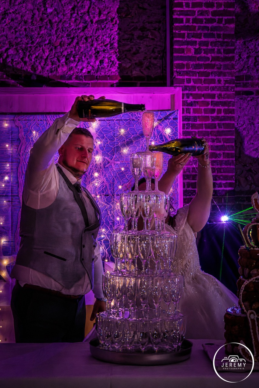 Fontaine de champagne pendant une soirée de mariage