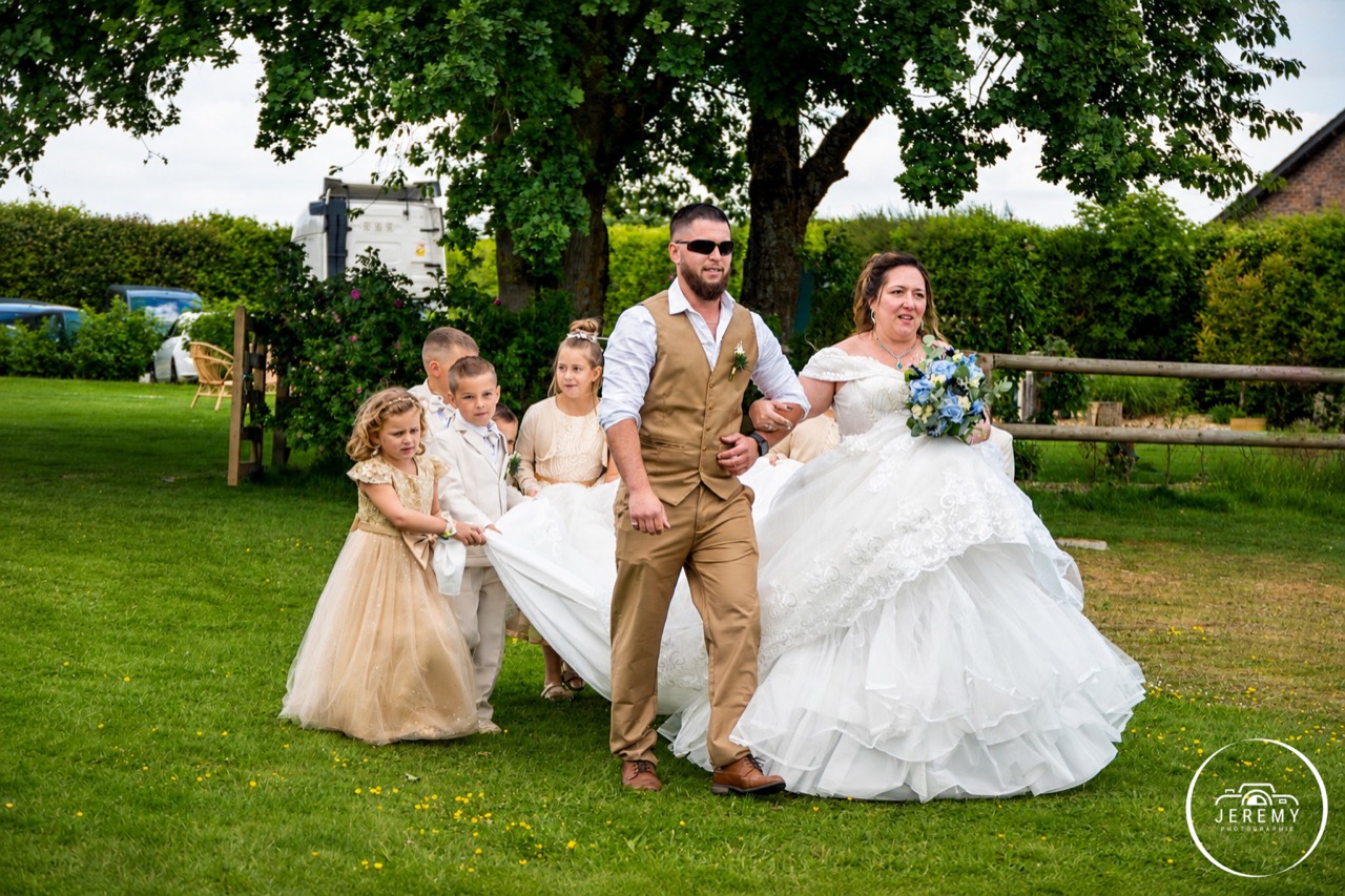 Arrivée des mariés avec les enfants d'honneur