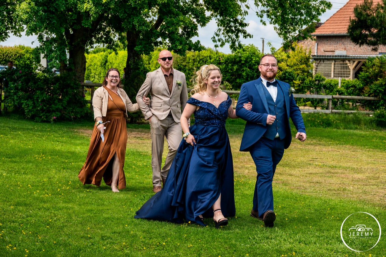 Cortège de mariage dans un jardin