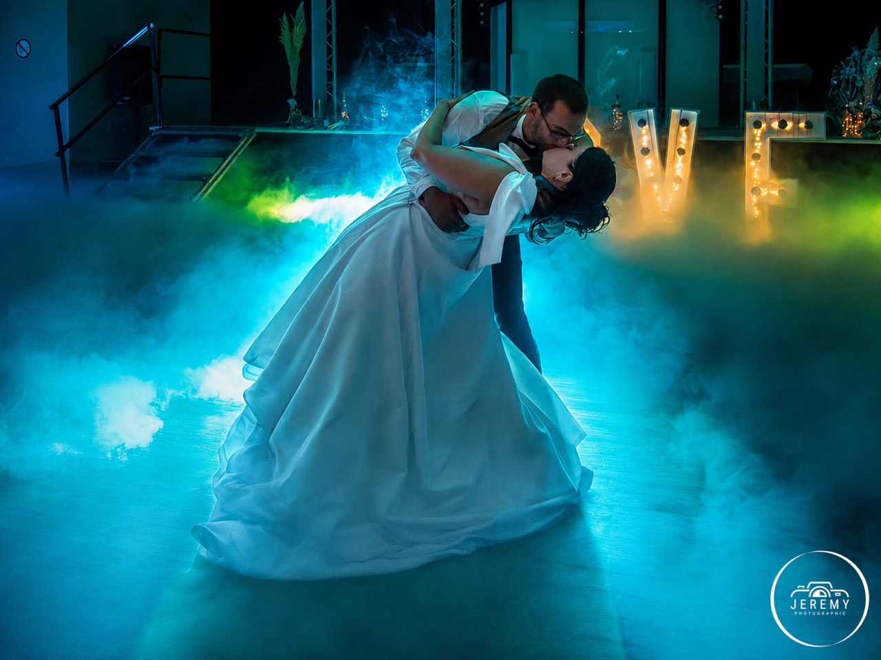 Première danse des mariés dans la fumée bleue