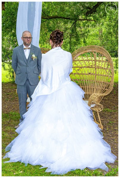 Couple dans la lumière dorée