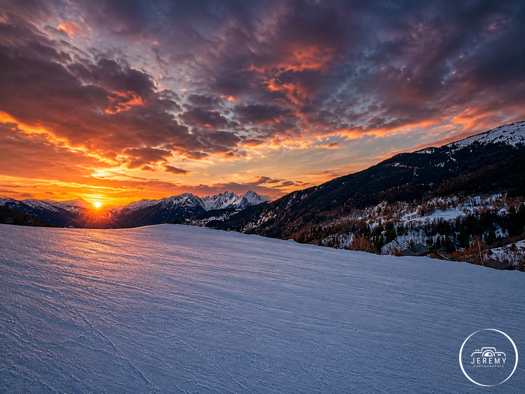 Coucher de soleil sur les pistes enneigées de Saint-François-Longchamp