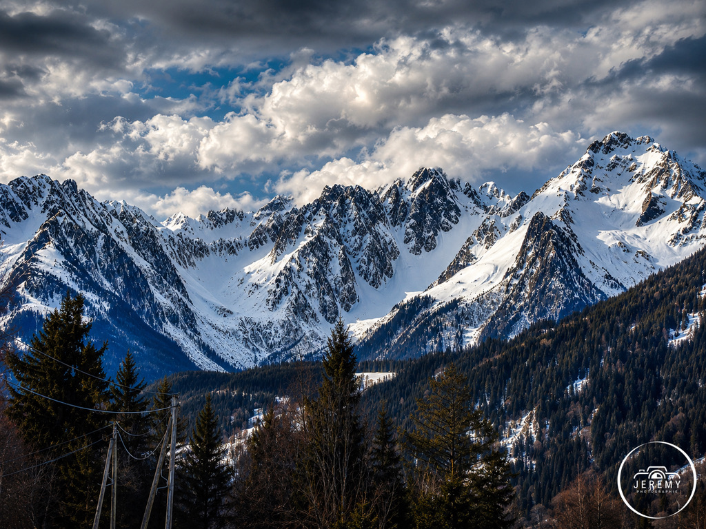 Panorama montagne et sommets enneigés en station