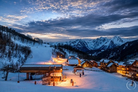 Village de station au crépuscule dans la neige