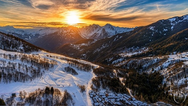 Vue aérienne d'une station de montagne au coucher du soleil